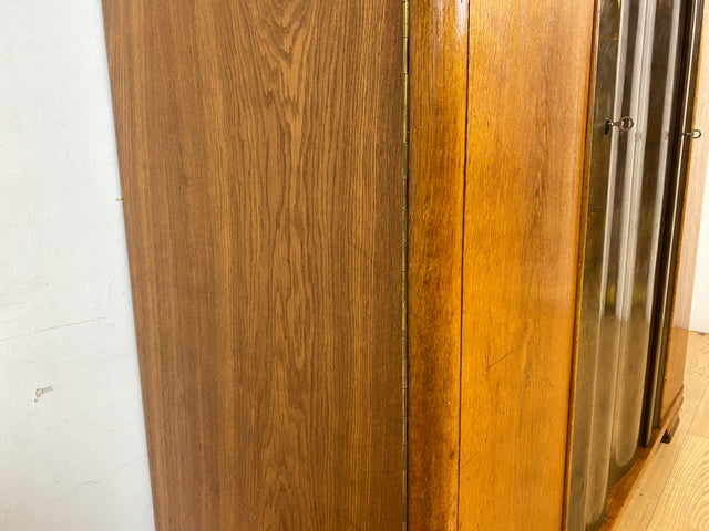 WMK I Formschöner und gut aufgeteilter 30er Jahre Art Deco Kleiderschrank aus vollem Holz