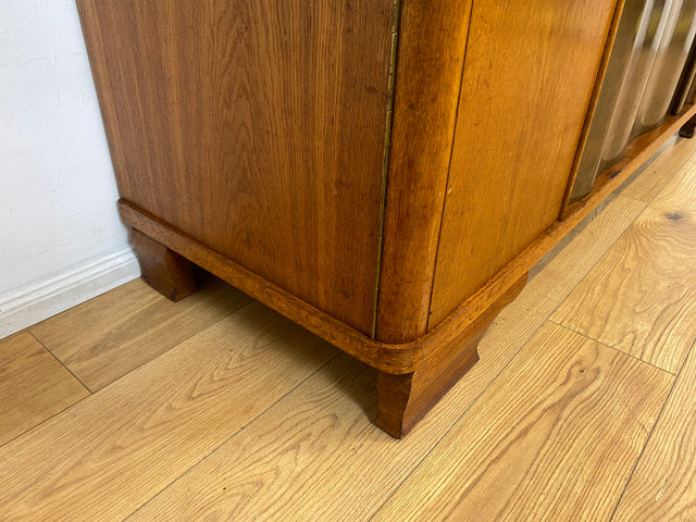 WMK I Formschöner und gut aufgeteilter 30er Jahre Art Deco Kleiderschrank aus vollem Holz