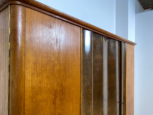 WMK I Formschöner und gut aufgeteilter 30er Jahre Art Deco Kleiderschrank aus vollem Holz