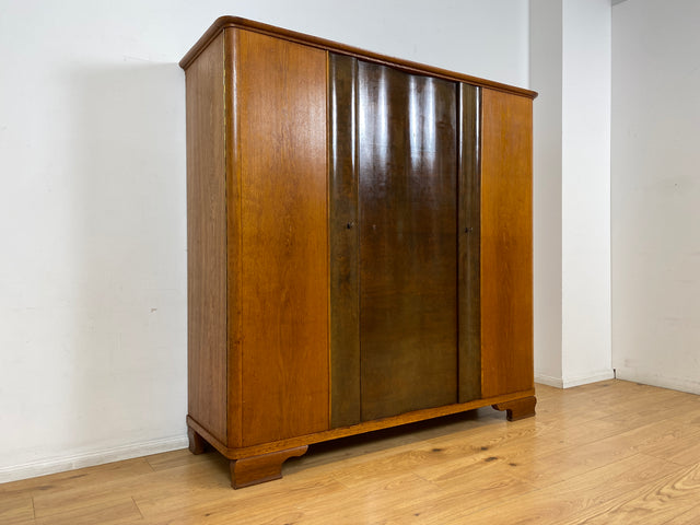 WMK I Formschöner und gut aufgeteilter 30er Jahre Art Deco Kleiderschrank aus vollem Holz