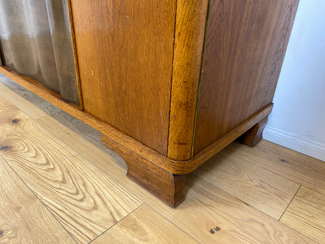 WMK I Formschöner und gut aufgeteilter 30er Jahre Art Deco Kleiderschrank aus vollem Holz