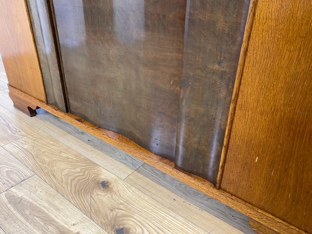WMK I Formschöner und gut aufgeteilter 30er Jahre Art Deco Kleiderschrank aus vollem Holz