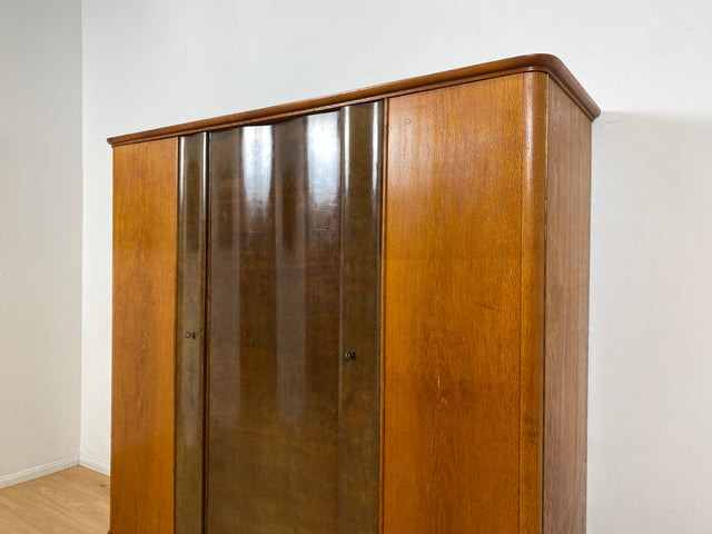 WMK I Formschöner und gut aufgeteilter 30er Jahre Art Deco Kleiderschrank aus vollem Holz