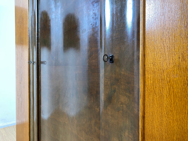 WMK I Formschöner und gut aufgeteilter 30er Jahre Art Deco Kleiderschrank aus vollem Holz