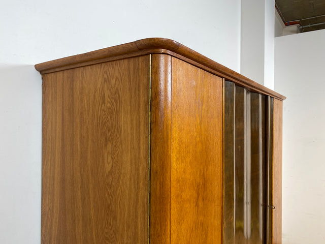 WMK I Formschöner und gut aufgeteilter 30er Jahre Art Deco Kleiderschrank aus vollem Holz