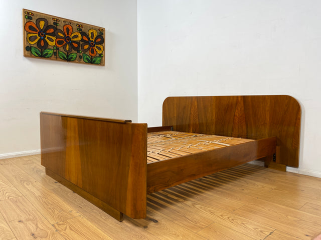 WMK I Stilvolles 50er Jahre Doppelbett in edlem Nussbaum mit verstellbarem Lattenrost für 2x 80x195 oder 160x195 cm Matratzen I
