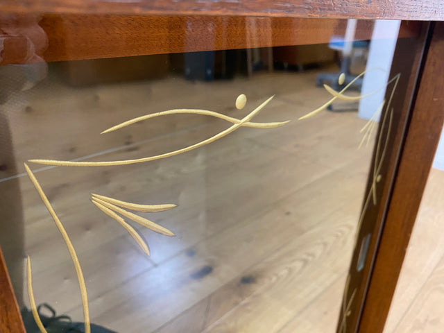 Stilvolle und gut erhaltene 50er Jahre Barkommode mit Schiebetüren & Originalgläsern I Barschrank Barvitrine Vitrine Bar Kommode Sideboard Mid-Century Vintage 60er I