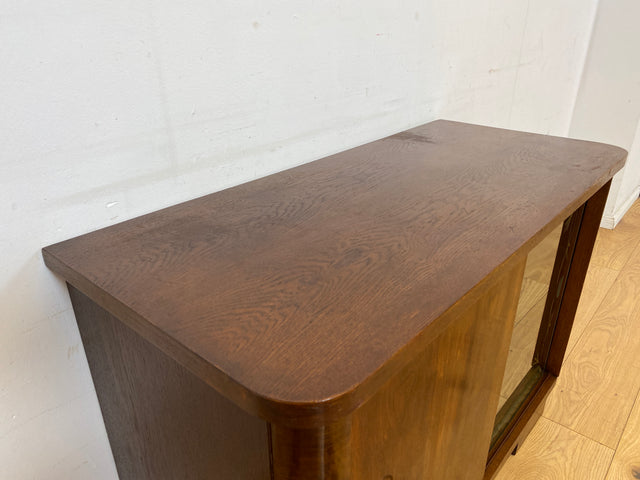Stilvolle und gut erhaltene 50er Jahre Barkommode mit Schiebetüren & Originalgläsern I Barschrank Barvitrine Vitrine Bar Kommode Sideboard Mid-Century Vintage 60er I