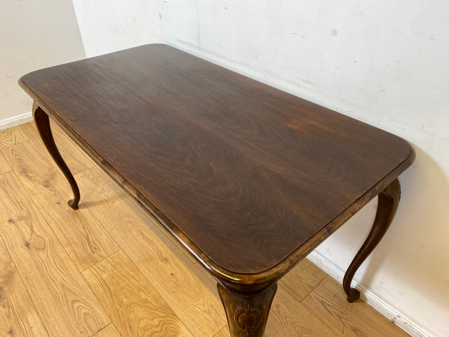 Eleganter ausziehbarer 50er Jahre Chippendale Esstisch mit handverzierten Cabriole Tischbeinen