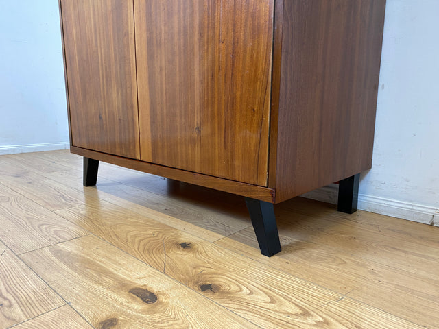 Hochwertiger 50er Jahre Kleiderschrank aus vollem Holz mit Spiegel und zeittypischen konischen Füßen I Schrank Wäscheschrank Schlafzimmerschrank Wardrobe Mid-Century 60er I