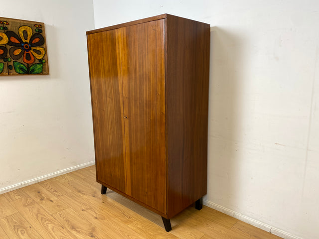 Hochwertiger 50er Jahre Kleiderschrank aus vollem Holz mit Spiegel und zeittypischen konischen Füßen I Schrank Wäscheschrank Schlafzimmerschrank Wardrobe Mid-Century 60er I