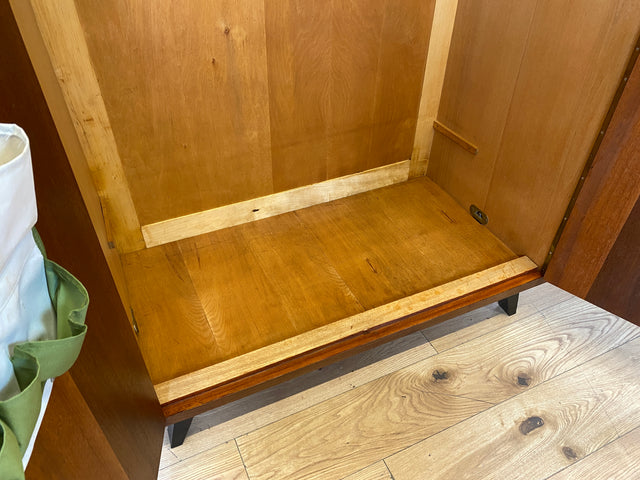 Hochwertiger 50er Jahre Kleiderschrank aus vollem Holz mit Spiegel und zeittypischen konischen Füßen I Schrank Wäscheschrank Schlafzimmerschrank Wardrobe Mid-Century 60er I