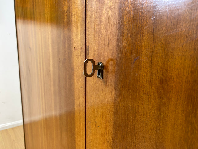Hochwertiger 50er Jahre Kleiderschrank aus vollem Holz mit Spiegel und zeittypischen konischen Füßen I Schrank Wäscheschrank Schlafzimmerschrank Wardrobe Mid-Century 60er I