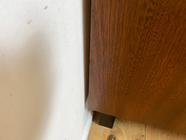 Hochwertiger 50er Jahre Kleiderschrank aus vollem Holz mit Spiegel und zeittypischen konischen Füßen I Schrank Wäscheschrank Schlafzimmerschrank Wardrobe Mid-Century 60er I
