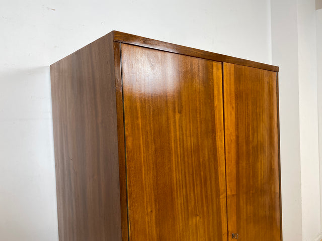 Hochwertiger 50er Jahre Kleiderschrank aus vollem Holz mit Spiegel und zeittypischen konischen Füßen I Schrank Wäscheschrank Schlafzimmerschrank Wardrobe Mid-Century 60er I