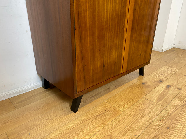 Hochwertiger 50er Jahre Kleiderschrank aus vollem Holz mit Spiegel und zeittypischen konischen Füßen I Schrank Wäscheschrank Schlafzimmerschrank Wardrobe Mid-Century 60er I