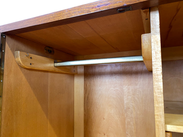 Hochwertiger 50er Jahre Kleiderschrank aus vollem Holz mit Spiegel und zeittypischen konischen Füßen I Schrank Wäscheschrank Schlafzimmerschrank Wardrobe Mid-Century 60er I