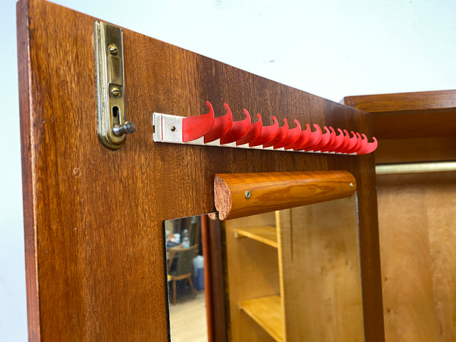 Hochwertiger 50er Jahre Kleiderschrank aus vollem Holz mit Spiegel und zeittypischen konischen Füßen I Schrank Wäscheschrank Schlafzimmerschrank Wardrobe Mid-Century 60er I