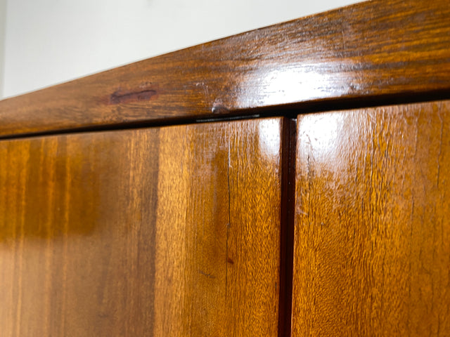 Hochwertiger 50er Jahre Kleiderschrank aus vollem Holz mit Spiegel und zeittypischen konischen Füßen I Schrank Wäscheschrank Schlafzimmerschrank Wardrobe Mid-Century 60er I
