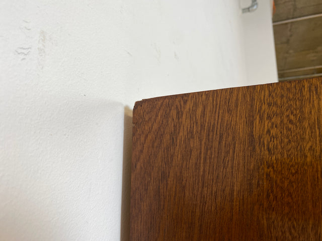Hochwertiger 50er Jahre Kleiderschrank aus vollem Holz mit Spiegel und zeittypischen konischen Füßen I Schrank Wäscheschrank Schlafzimmerschrank Wardrobe Mid-Century 60er I