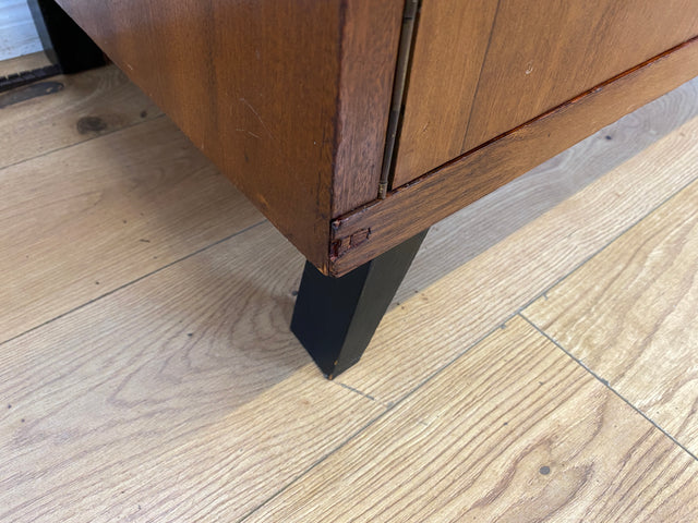 Hochwertiger 50er Jahre Kleiderschrank aus vollem Holz mit Spiegel und zeittypischen konischen Füßen I Schrank Wäscheschrank Schlafzimmerschrank Wardrobe Mid-Century 60er I