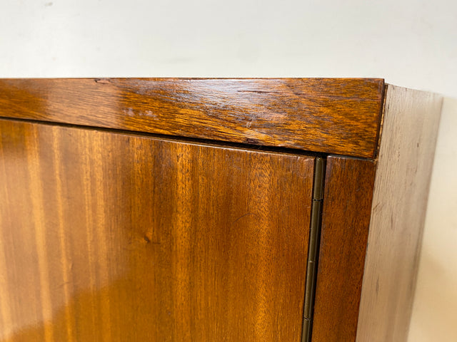 Hochwertiger 50er Jahre Kleiderschrank aus vollem Holz mit Spiegel und zeittypischen konischen Füßen I Schrank Wäscheschrank Schlafzimmerschrank Wardrobe Mid-Century 60er I
