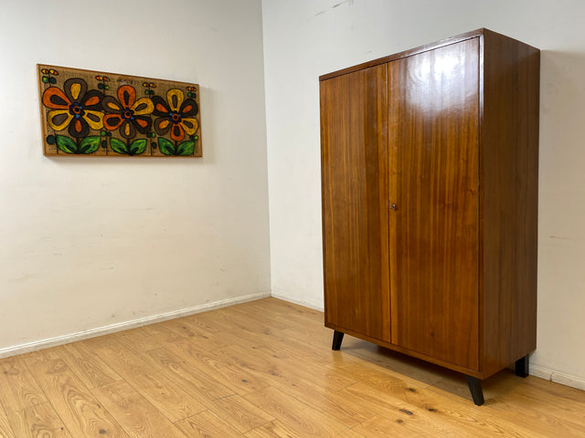 Hochwertiger 50er Jahre Kleiderschrank aus vollem Holz mit Spiegel und zeittypischen konischen Füßen I Schrank Wäscheschrank Schlafzimmerschrank Wardrobe Mid-Century 60er I