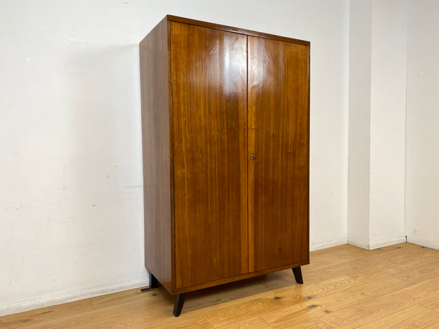 Hochwertiger 50er Jahre Kleiderschrank aus vollem Holz mit Spiegel und zeittypischen konischen Füßen I Schrank Wäscheschrank Schlafzimmerschrank Wardrobe Mid-Century 60er I