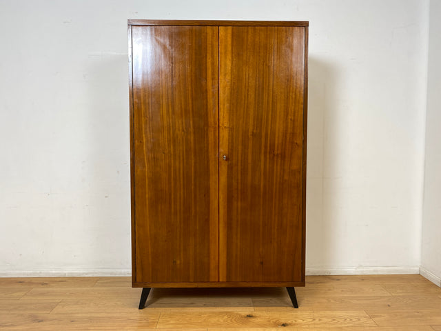 Hochwertiger 50er Jahre Kleiderschrank aus vollem Holz mit Spiegel und zeittypischen konischen Füßen I Schrank Wäscheschrank Schlafzimmerschrank Wardrobe Mid-Century 60er I
