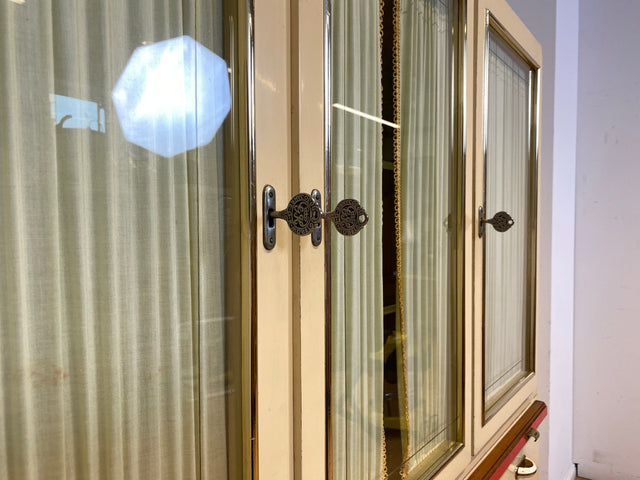 Freundliche 50er Jahre Küchenanrichte mit Ausziehbrett, Vorhängen und Brot Fach I Küchenschrank Anrichte Küche Küchenkommode Buffet Geschirrschrank Mid-Century Retro Vintage I