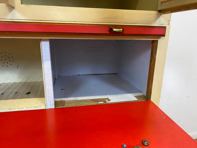 Freundliche 50er Jahre Küchenanrichte mit Ausziehbrett, Vorhängen und Brot Fach I Küchenschrank Anrichte Küche Küchenkommode Buffet Geschirrschrank Mid-Century Retro Vintage I