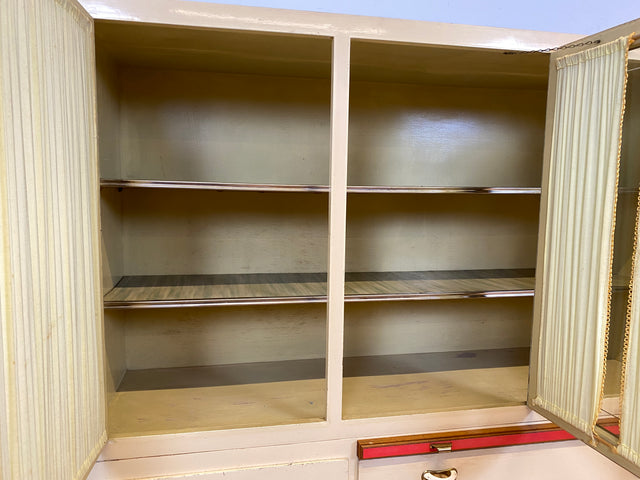 Freundliche 50er Jahre Küchenanrichte mit Ausziehbrett, Vorhängen und Brot Fach I Küchenschrank Anrichte Küche Küchenkommode Buffet Geschirrschrank Mid-Century Retro Vintage I