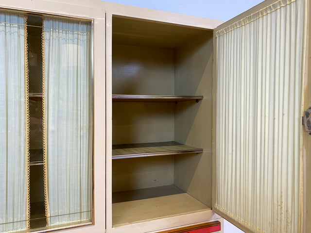 Freundliche 50er Jahre Küchenanrichte mit Ausziehbrett, Vorhängen und Brot Fach I Küchenschrank Anrichte Küche Küchenkommode Buffet Geschirrschrank Mid-Century Retro Vintage I