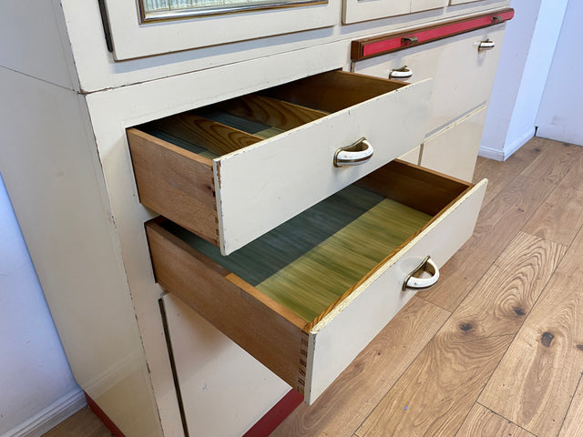 Freundliche 50er Jahre Küchenanrichte mit Ausziehbrett, Vorhängen und Brot Fach I Küchenschrank Anrichte Küche Küchenkommode Buffet Geschirrschrank Mid-Century Retro Vintage I