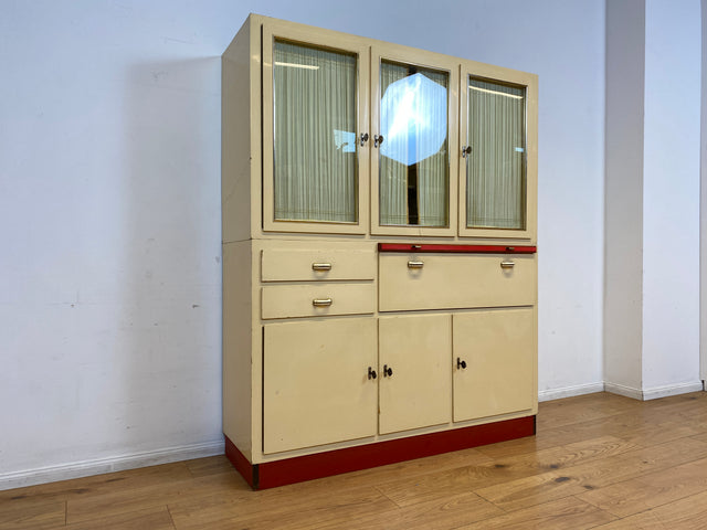 Freundliche 50er Jahre Küchenanrichte mit Ausziehbrett, Vorhängen und Brot Fach I Küchenschrank Anrichte Küche Küchenkommode Buffet Geschirrschrank Mid-Century Retro Vintage I