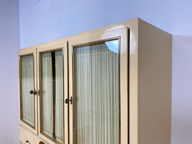 Freundliche 50er Jahre Küchenanrichte mit Ausziehbrett, Vorhängen und Brot Fach I Küchenschrank Anrichte Küche Küchenkommode Buffet Geschirrschrank Mid-Century Retro Vintage I