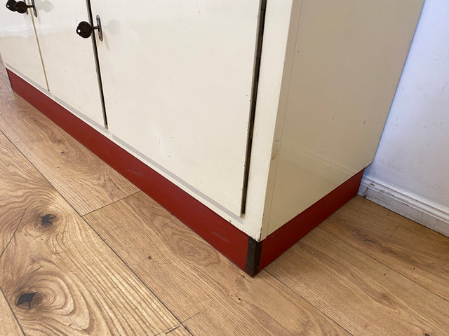 Freundliche 50er Jahre Küchenanrichte mit Ausziehbrett, Vorhängen und Brot Fach I Küchenschrank Anrichte Küche Küchenkommode Buffet Geschirrschrank Mid-Century Retro Vintage I