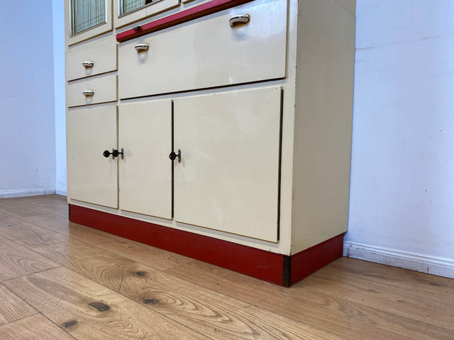 Freundliche 50er Jahre Küchenanrichte mit Ausziehbrett, Vorhängen und Brot Fach I Küchenschrank Anrichte Küche Küchenkommode Buffet Geschirrschrank Mid-Century Retro Vintage I
