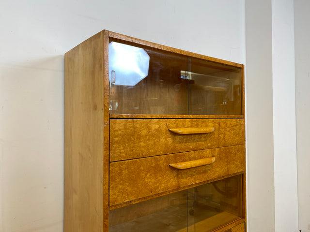 Stilvolle 50er Jahre Vitrine aus vollem Holz in Maserbirke mit Schubladen
