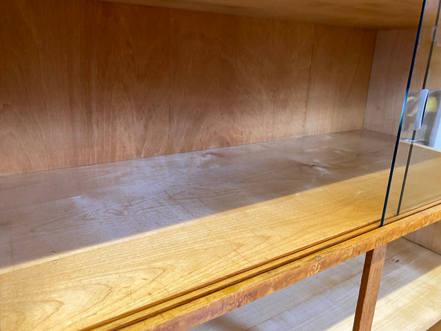 Stilvolle 50er Jahre Vitrine aus vollem Holz in Maserbirke mit Schubladen