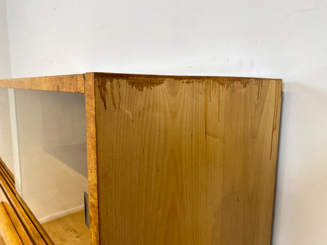 Stilvolle 50er Jahre Vitrine aus vollem Holz in Maserbirke mit Schubladen