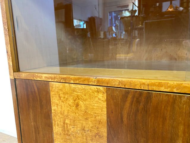 Stilvolle 50er Jahre Vitrine aus vollem Holz in Maserbirke mit Schubladen