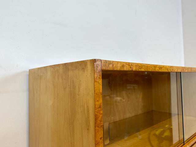 Stilvolle 50er Jahre Vitrine aus vollem Holz in Maserbirke mit Schubladen