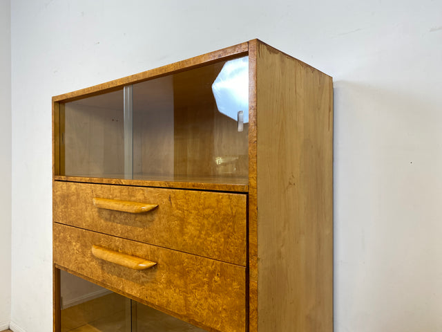 Stilvolle 50er Jahre Vitrine aus vollem Holz in Maserbirke mit Schubladen