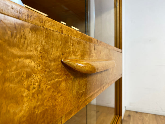 Schöne 50er Jahre Vitrine aus vollem Holz in Maserbirke I Schrank Glasvitrine Wohnzimmerschrank Highboard Bücherschrank Geschirrschrank Vintage Mid-Century 60er I