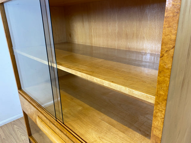 Schöne 50er Jahre Vitrine aus vollem Holz in Maserbirke I Schrank Glasvitrine Wohnzimmerschrank Highboard Bücherschrank Geschirrschrank Vintage Mid-Century 60er I