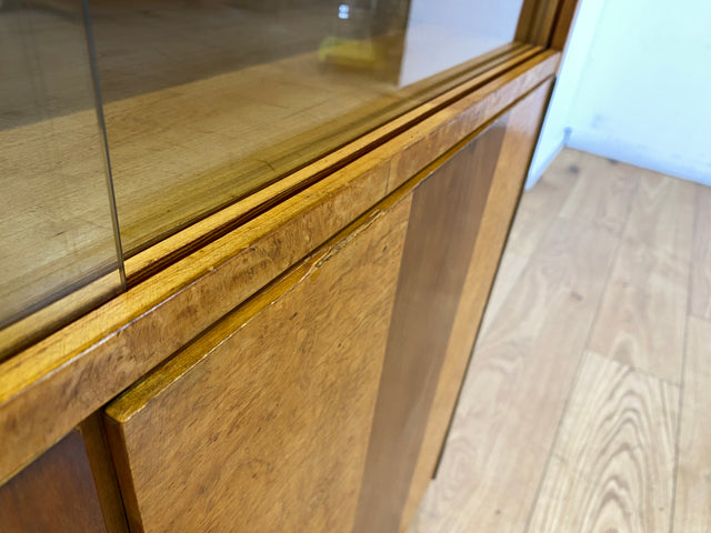 Schöne 50er Jahre Vitrine aus vollem Holz in Maserbirke I Schrank Glasvitrine Wohnzimmerschrank Highboard Bücherschrank Geschirrschrank Vintage Mid-Century 60er I