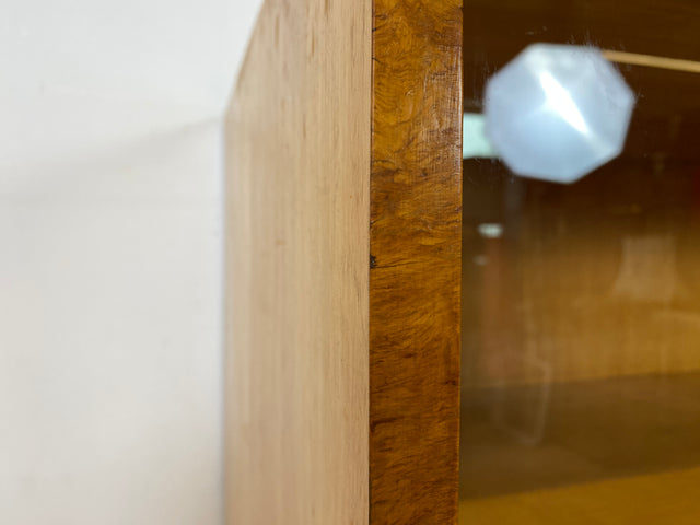 Schöne 50er Jahre Vitrine aus vollem Holz in Maserbirke I Schrank Glasvitrine Wohnzimmerschrank Highboard Bücherschrank Geschirrschrank Vintage Mid-Century 60er I