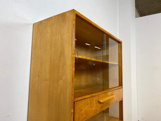 Schöne 50er Jahre Vitrine aus vollem Holz in Maserbirke I Schrank Glasvitrine Wohnzimmerschrank Highboard Bücherschrank Geschirrschrank Vintage Mid-Century 60er I