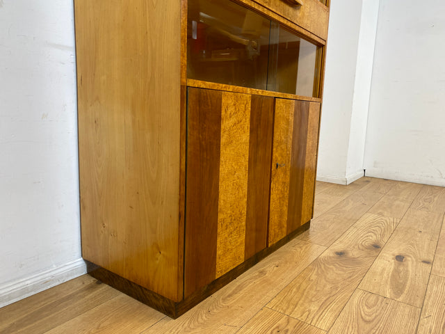 Schöne 50er Jahre Vitrine aus vollem Holz in Maserbirke I Schrank Glasvitrine Wohnzimmerschrank Highboard Bücherschrank Geschirrschrank Vintage Mid-Century 60er I